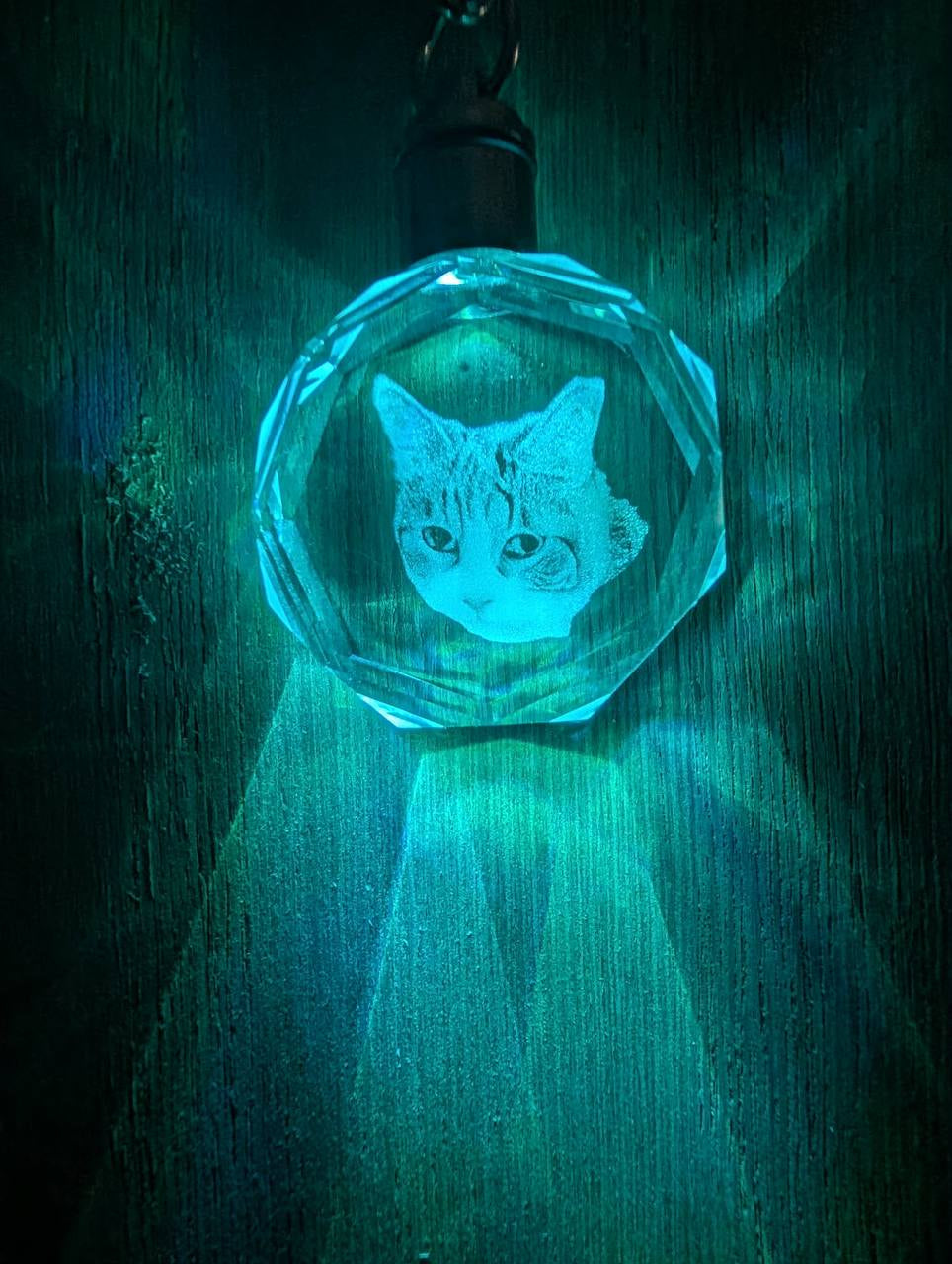 Crystal Keychain LED illuminated with cat engraving